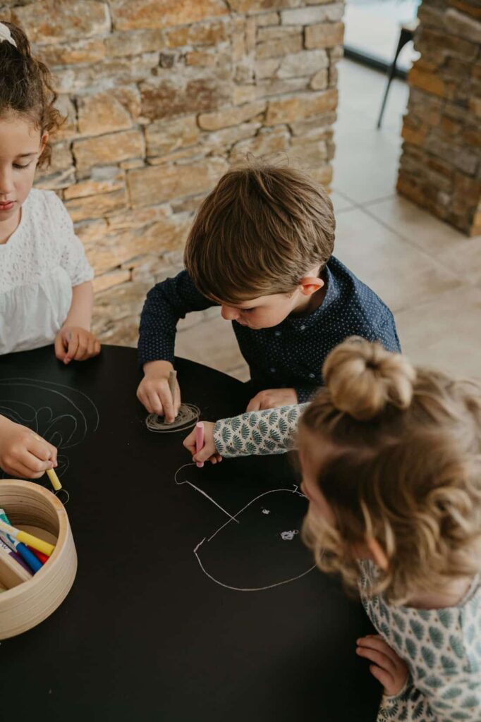 Ensemble Drawin’table® XXL + 4 tabourets – Table à dessin pour enfants