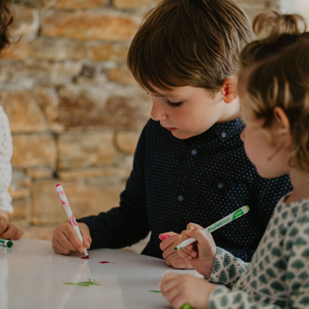 Drawin’table® XXL – Table à dessin pour enfants en bois naturel (Ø 90 cm)