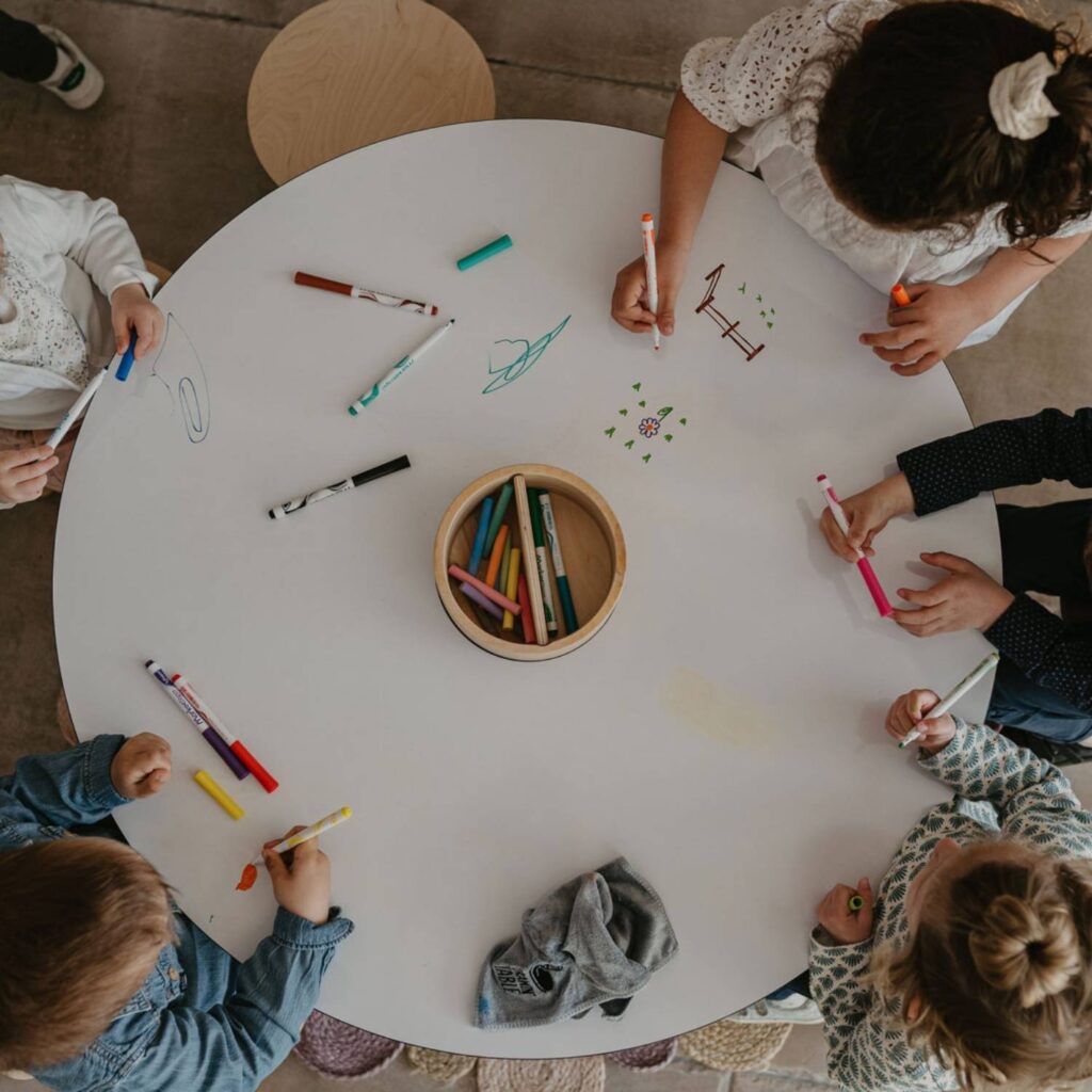 Drawin’table® XXL – Table à dessin pour enfants en bois naturel (Ø 90 cm)