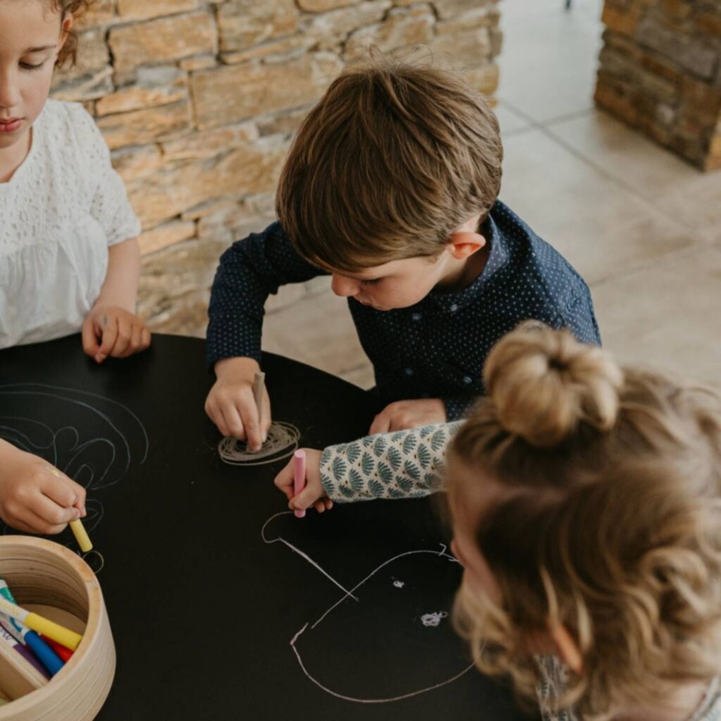 Ensemble Drawin’table® XXL + 4 tabourets – Table à dessin pour enfants